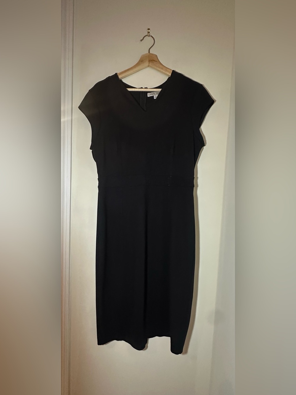 Great knee-length midi LBD by Larry Levine with Cap-Sleeves